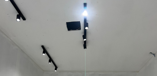 Trilhos com spots acesos no teto de um banheiro ainda em obra